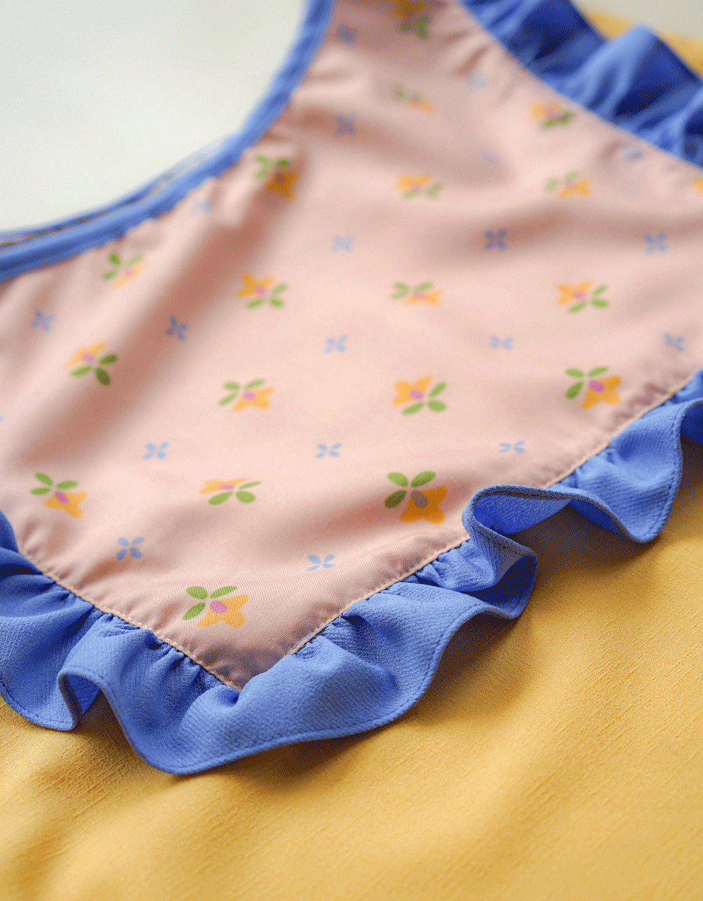 Teeny Apron - Wallpaper Kuning
